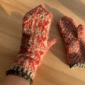 Kundbild Svarta Fåret Ulrika garn 50g - Ljusgrå (03): Vantar stickade i alpaca ljusgrå...