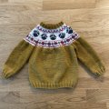 Kundbild Svarta Fåret Ulrika garn 50g - Mörkgrå (09): Mönsterok tröja till barn ca 2-3...