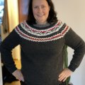 Kundbild Svarta Fåret Ulrika garn 50g - Mörkgrå (09): Tröja med mönsterok