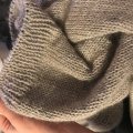 Kundbild DROPS Kid-Silk Uni Colour garn - 25g - Ljus beige (20): Stickar en ljusbeige tröja med en...