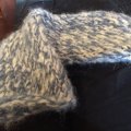 Kundbild DROPS Melody Uni Colour garn - 50g - Mörk jeansblå (07): Stickat en halsduk på mörkjeansblå...